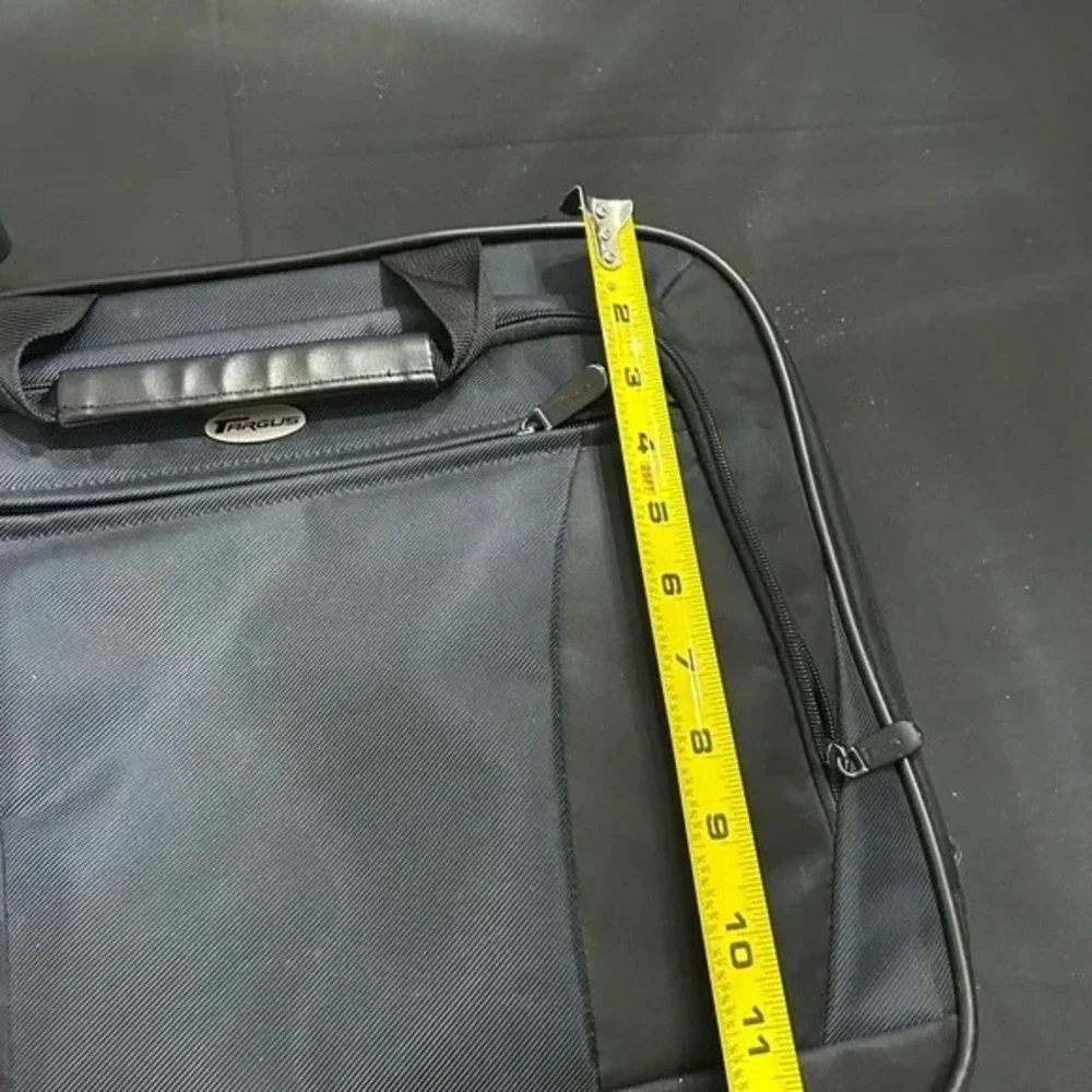 Targus CVR400 Laptop Carrying Case/Briefcase Gently Used Black and Gray